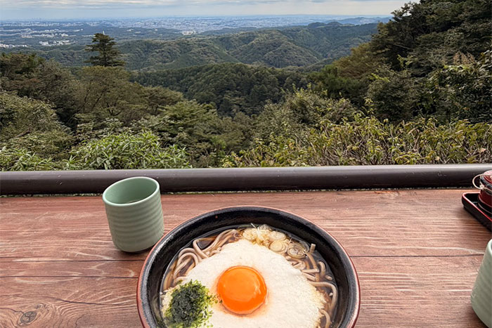 高尾山からの見晴らしで食べる月見そば