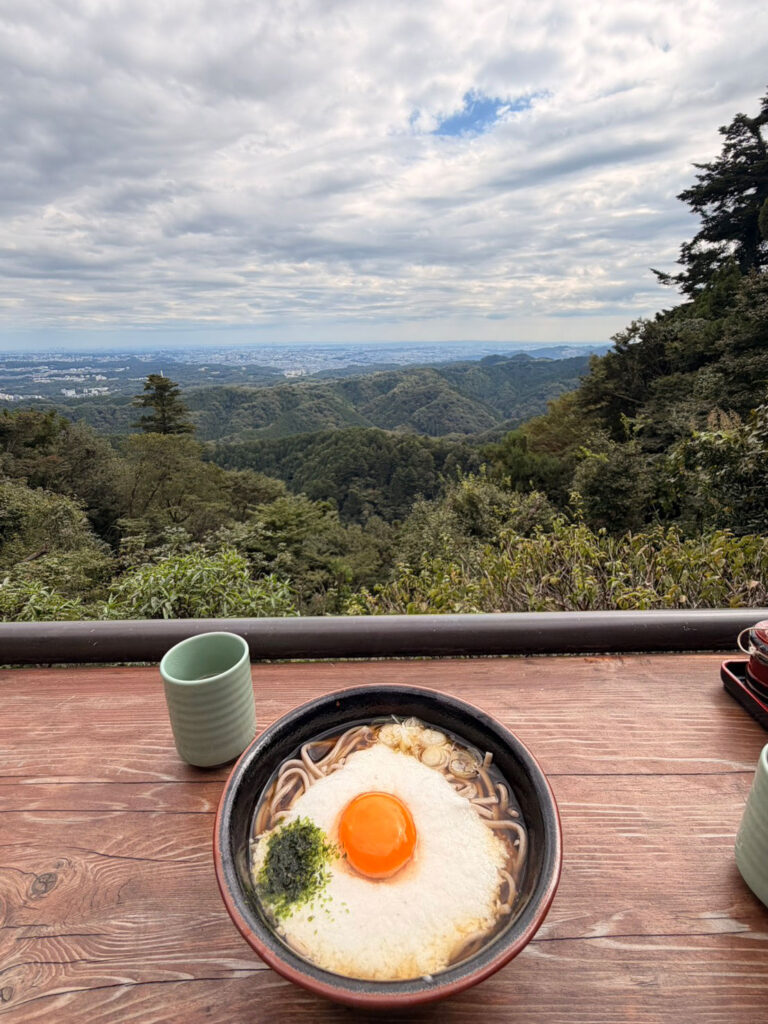 高尾山からの見晴らしで食べる月見そば